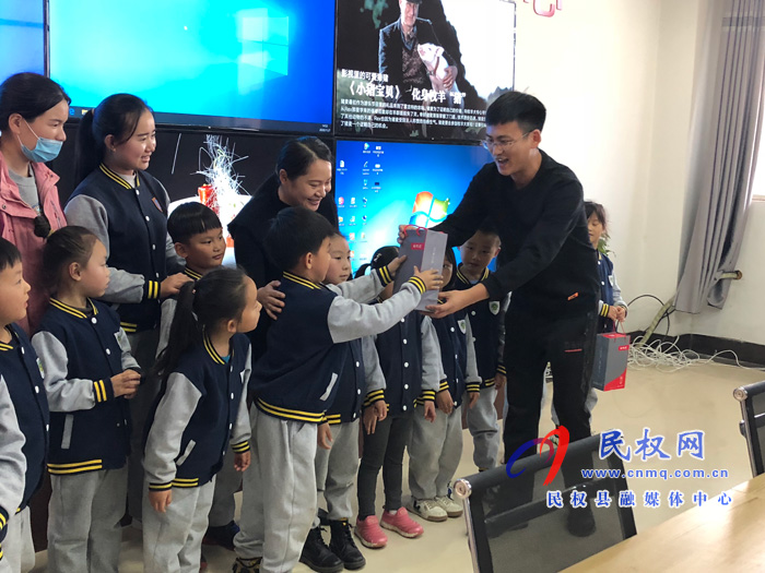 縣衛(wèi)計(jì)委、愛心企業(yè)慰問新聞戰(zhàn)線工作者