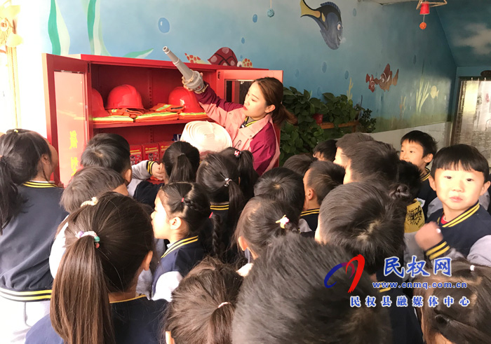 民東新區(qū)實(shí)驗(yàn)幼兒園開(kāi)展“119”消防宣傳日活動(dòng) 民東新區(qū)實(shí)驗(yàn)幼兒園開(kāi)展“119”消防宣傳日活動(dòng)