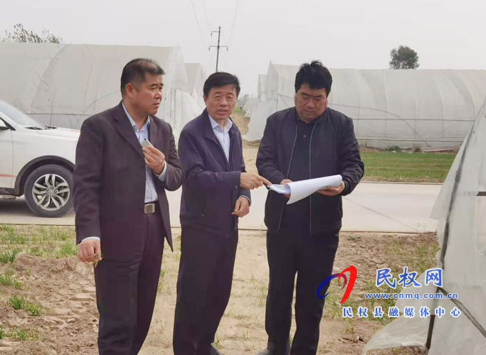 縣政府黨組成員、信訪局局長(zhǎng)陳鴻志到野崗鎮(zhèn)調(diào)研扶貧大棚保險(xiǎn)工作