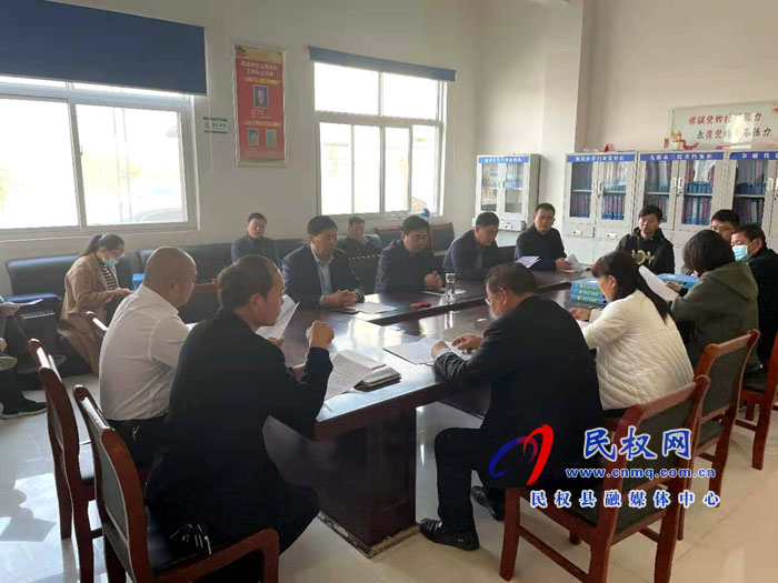 縣政府黨組成員、政府辦公室主任薛坤組織全體幫扶干部到聯(lián)系村史村鋪村開(kāi)展幫扶工作