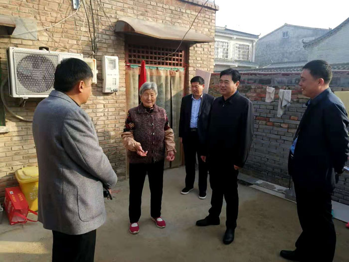 縣政府黨組成員、政府辦公室主任薛坤組織全體幫扶干部到聯(lián)系村史村鋪村開(kāi)展幫扶工作
