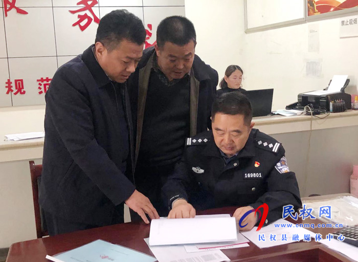 縣政府黨組成員、公安局長譚振起到花園鄉(xiāng)督導脫貧攻堅工作