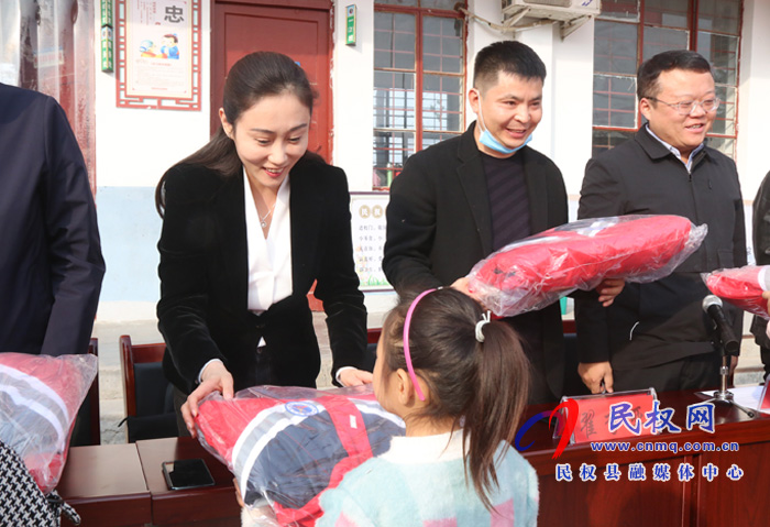 鄭州市民權(quán)商會舉行“冷冬送暖 愛心助學(xué)”捐贈儀式 鄭州市民權(quán)商會舉行“冷冬送暖 愛心助學(xué)”捐贈儀式