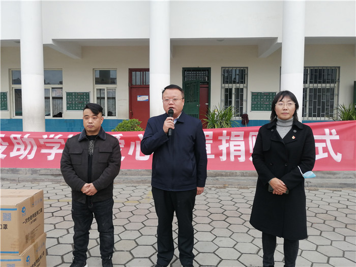 民權(quán)縣工商聯(lián)攜手愛(ài)心企業(yè)君和堂為第三小學(xué)捐贈(zèng)口罩 民權(quán)縣工商聯(lián)攜手愛(ài)心企業(yè)君和堂為第三小學(xué)捐贈(zèng)口罩