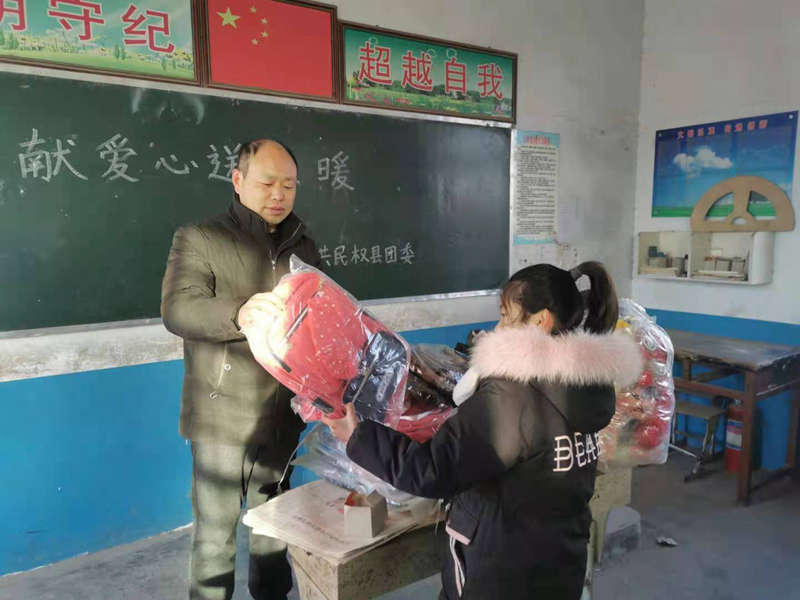 團(tuán)委開展“獻(xiàn)愛心 送溫暖”活動 團(tuán)委開展“獻(xiàn)愛心 送溫暖”活動