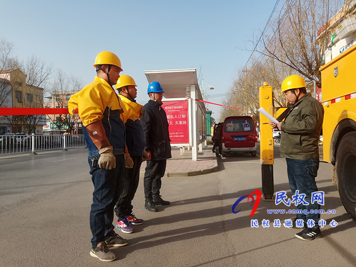 國(guó)網(wǎng)民權(quán)供電公司:帶電接引流線 保供電 國(guó)網(wǎng)民權(quán)供電公司:帶電接引流線 保供電