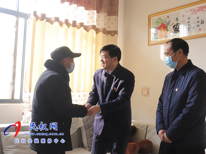 縣委副書記、縣長(zhǎng)張團(tuán)結(jié)走訪慰問(wèn)老黨員和困難黨員