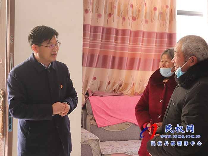 縣委副書記、縣長(zhǎng)張團(tuán)結(jié)走訪慰問(wèn)老黨員和困難黨員