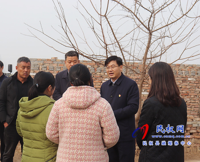 縣委副書記、縣長張團(tuán)結(jié)看望慰問“春蕾女童”