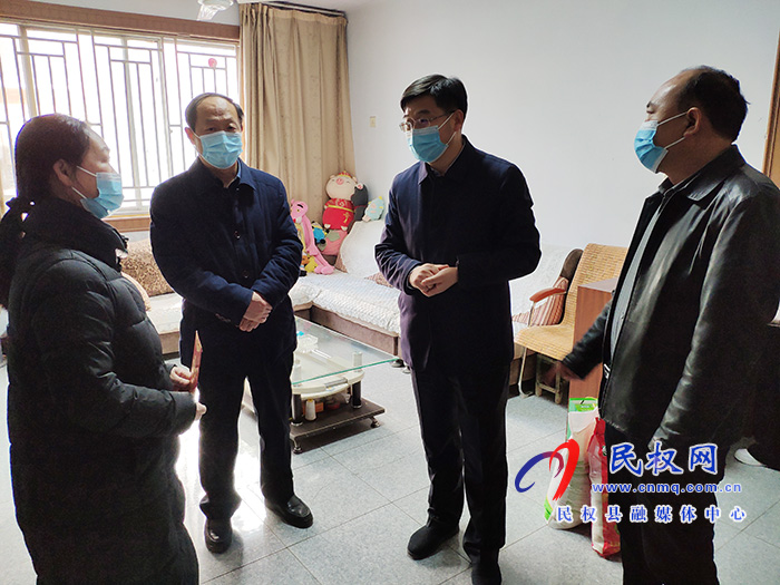 縣委副書記、縣長張團(tuán)結(jié)春節(jié)前夕慰問軍轉(zhuǎn)干部和困難群眾