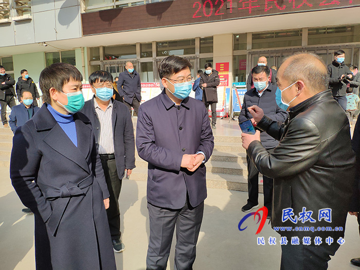 縣委副書記、縣長張團(tuán)結(jié)檢查征兵體檢工作