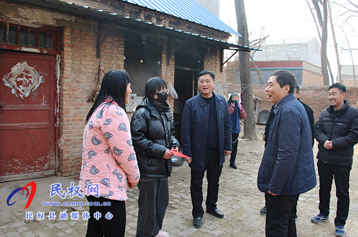 縣委常委、組織部長何玉明到褚廟鄉(xiāng)慰問老黨員