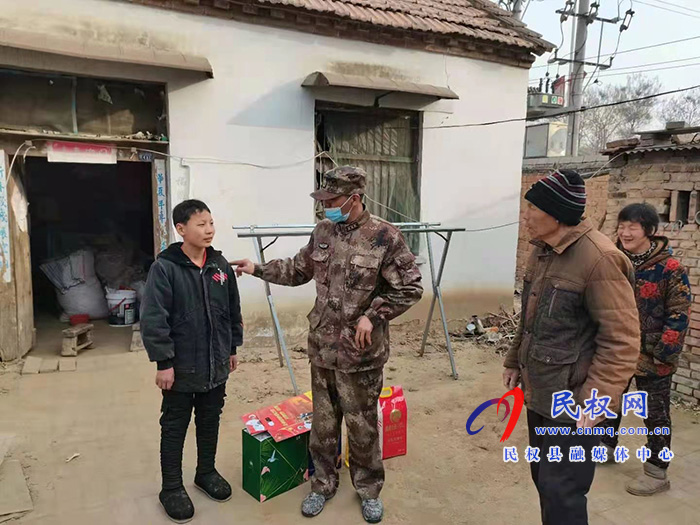 商丘市軍分區(qū)動(dòng)員處長(zhǎng)馬濤到雙塔鎮(zhèn)開(kāi)展慰問(wèn)軍屬活動(dòng) 商丘市軍分區(qū)動(dòng)員處長(zhǎng)馬濤到雙塔鎮(zhèn)開(kāi)展慰問(wèn)軍屬活動(dòng)