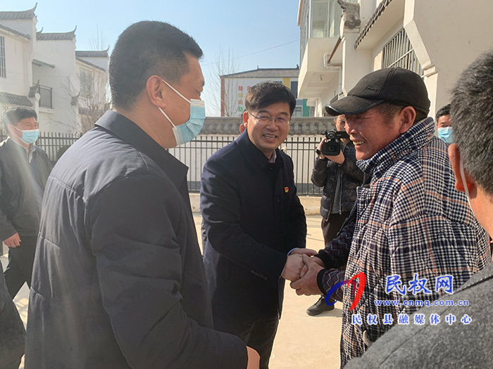 縣委副書記、縣長張團(tuán)結(jié)節(jié)前慰問貧困群眾