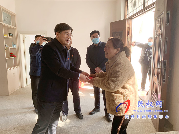 縣委副書記、縣長張團(tuán)結(jié)節(jié)前慰問貧困群眾