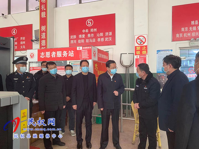 市人大常委會副主任、縣委書記姬脈常查看節(jié)前安全生產(chǎn)和市場供應(yīng)情況