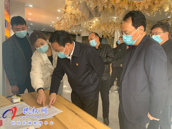 市人大常委會副主任、縣委書記姬脈常查看節(jié)前安全生產(chǎn)和市場供應(yīng)情況