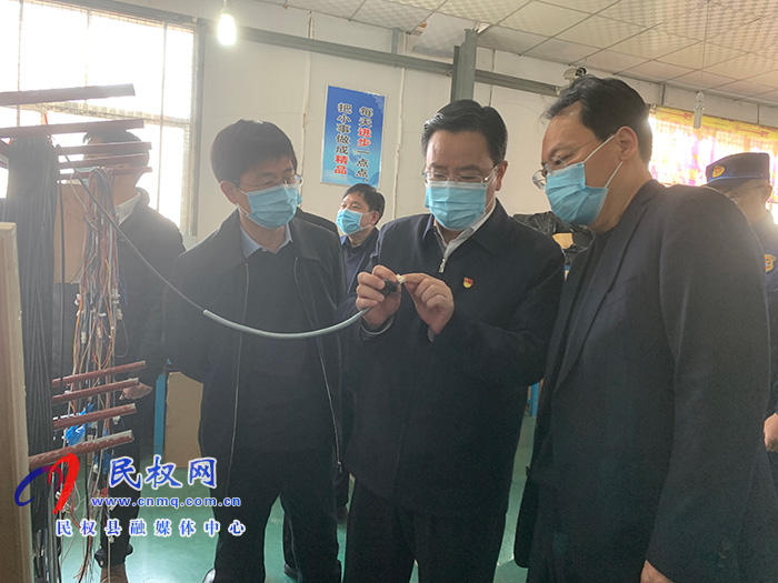 市人大常委會副主任、縣委書記姬脈常查看節(jié)前安全生產(chǎn)和市場供應(yīng)情況
