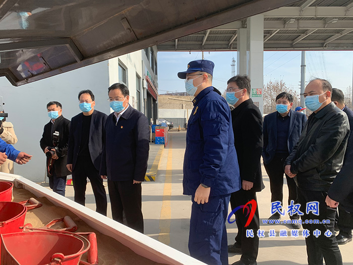 市人大常委會副主任、縣委書記姬脈常查看節(jié)前安全生產(chǎn)和市場供應(yīng)情況