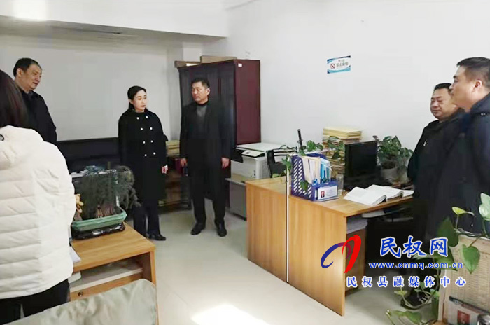 副縣長朱琳到縣醫(yī)保局開展節(jié)前慰問活動 副縣長朱琳到縣醫(yī)保局開展節(jié)前慰問活動