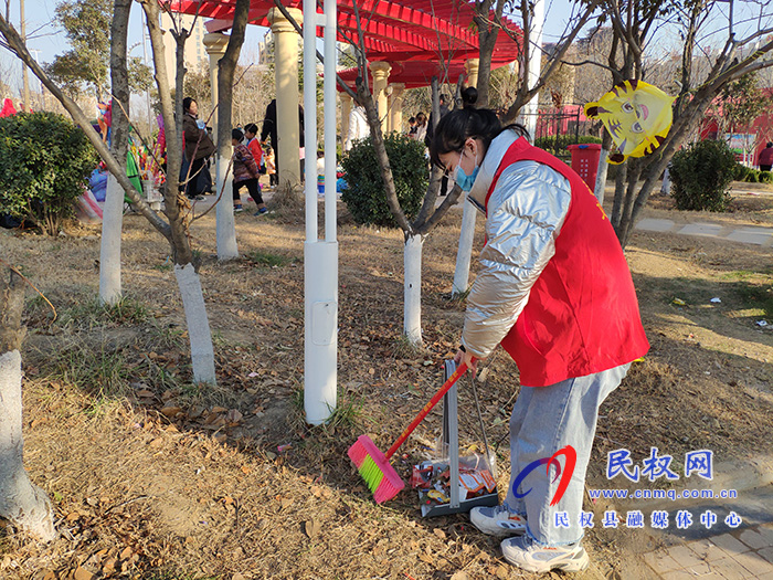 志愿者服務(wù)隊(duì)開展義務(wù)打掃衛(wèi)生活動(dòng) 志愿者服務(wù)隊(duì)開展義務(wù)打掃衛(wèi)生活動(dòng)