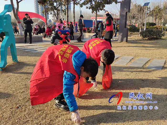 志愿者服務(wù)隊(duì)開展義務(wù)打掃衛(wèi)生活動(dòng) 志愿者服務(wù)隊(duì)開展義務(wù)打掃衛(wèi)生活動(dòng)
