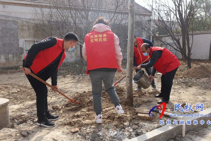 白云寺鎮(zhèn)財政所組織志愿者到幸福大院開展文明植樹活動 白云寺鎮(zhèn)財政所組織志愿者到幸福大院開展文明植樹活動