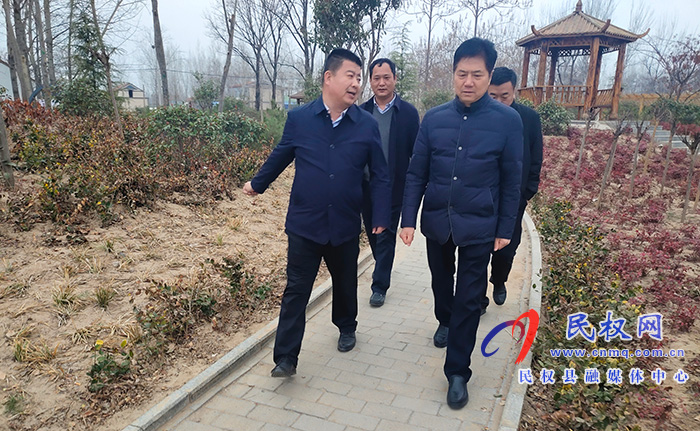 市自然資源和規(guī)劃局黨組成員、副局長(zhǎng)張永健到我縣雙塔鎮(zhèn)調(diào)研國(guó)土綠化工作