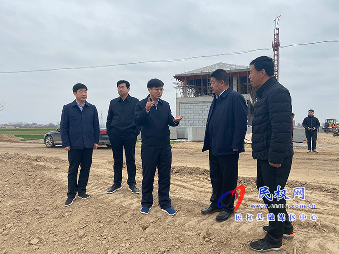 縣委副書記、縣長張團結(jié)察看高標準農(nóng)田建設(shè)基本情況