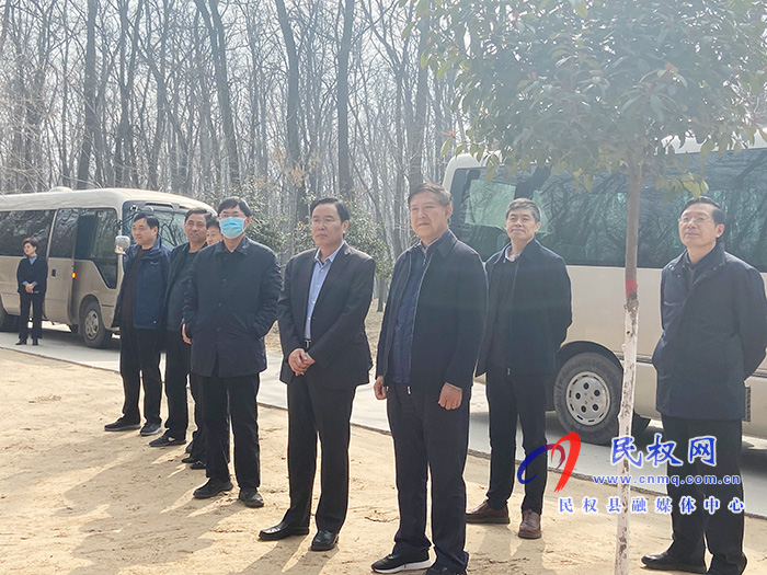 省人大環(huán)資委主任委員、常委會環(huán)資工委主任朱長青帶領調研組到我縣調研
