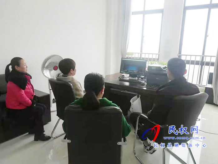 我縣各單位、鄉(xiāng)鎮(zhèn)（街道辦）組織收聽(tīng)收看全縣三級(jí)干部大會(huì)直播實(shí)況