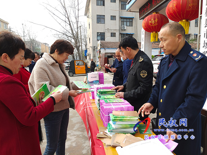 民權(quán)縣市場監(jiān)督管理局開展3·15國際消費(fèi)者權(quán)益日宣傳服務(wù)活動(dòng) 民權(quán)縣市場監(jiān)督管理局開展3·15國際消費(fèi)者權(quán)益日宣傳服務(wù)活動(dòng)