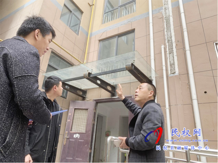 民權縣12345：群眾反映單元門頭玻璃有裂紋，12345現(xiàn)場督辦