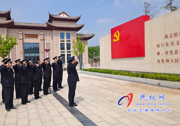 鄭州鐵路公安處民權(quán)北站派出所、民權(quán)站派出所赴雙塔鎮(zhèn)秣坡村紅色基地開(kāi)展黨史學(xué)習(xí)教育