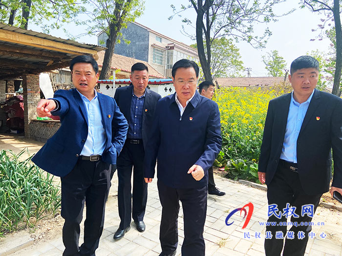 市人大常委會副主任、縣委書記姬脈常到白云寺鎮(zhèn)柏木崗村開展“三·五” 基層工作日活動