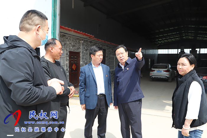 市人大常委會副主任、縣委書記姬脈常到白云寺鎮(zhèn)柏木崗村開展“三·五” 基層工作日活動