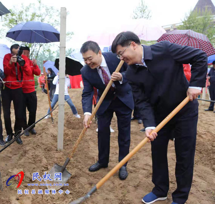 參加第十二屆國際葡萄與葡萄酒學術(shù)研討會暨黃河故道葡萄酒產(chǎn)區(qū)高質(zhì)量發(fā)展論壇與會人員為葡萄紀念園揭牌 參加第十二屆國際葡萄與葡萄酒學術(shù)研討會暨黃河故道葡萄酒產(chǎn)區(qū)高質(zhì)量發(fā)展論壇與會人員為葡萄紀念園揭牌