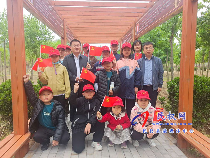“河南好人”唐志發(fā)關愛新時代好少年捐贈儀式在雙塔鎮(zhèn)黨史教育基地秣坡村舉行