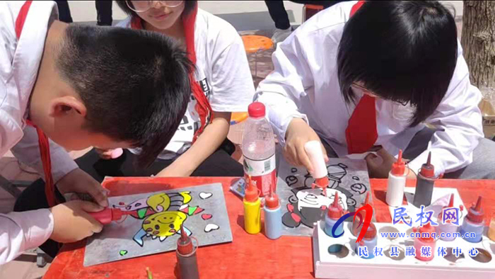 民權(quán)求實小學(xué)開展“小小購物節(jié)”活動 民權(quán)求實小學(xué)開展“小小購物節(jié)”活動