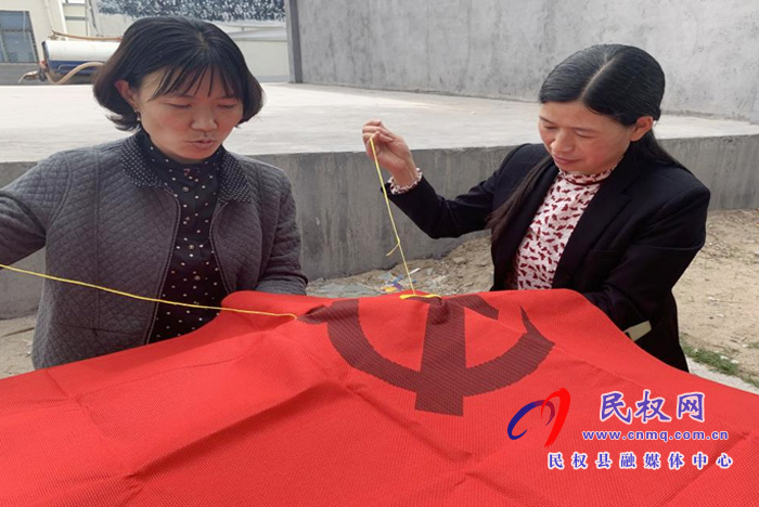 縣婦聯(lián)組織基層?jì)D女群眾開展 “學(xué)黨史、繡黨旗 感黨恩”活動