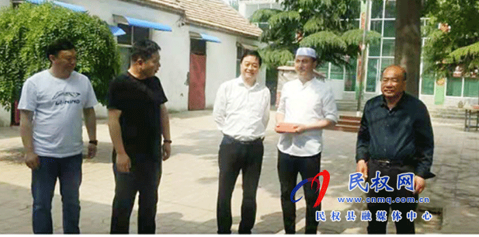 縣委常委、統(tǒng)戰(zhàn)部長(zhǎng)趙通在“開齋節(jié)”前慰問胡集鄉(xiāng)清真寺