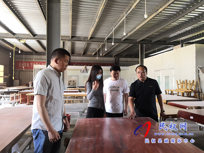胡集鄉(xiāng)黨委書記白守玉查看扶貧車間運營情況 胡集鄉(xiāng)黨委書記白守玉查看扶貧車間運營情況