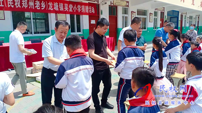捐贈(zèng)助學(xué) 大愛無(wú)疆——海燕出版社(民權(quán)鄭州老鄉(xiāng))為吳堂小學(xué)捐贈(zèng)圖書 捐贈(zèng)助學(xué) 大愛無(wú)疆——海燕出版社(民權(quán)鄭州老鄉(xiāng))為吳堂小學(xué)捐贈(zèng)圖書