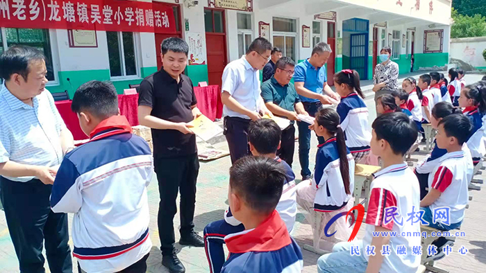 捐贈(zèng)助學(xué) 大愛無(wú)疆——海燕出版社(民權(quán)鄭州老鄉(xiāng))為吳堂小學(xué)捐贈(zèng)圖書 捐贈(zèng)助學(xué) 大愛無(wú)疆——海燕出版社(民權(quán)鄭州老鄉(xiāng))為吳堂小學(xué)捐贈(zèng)圖書