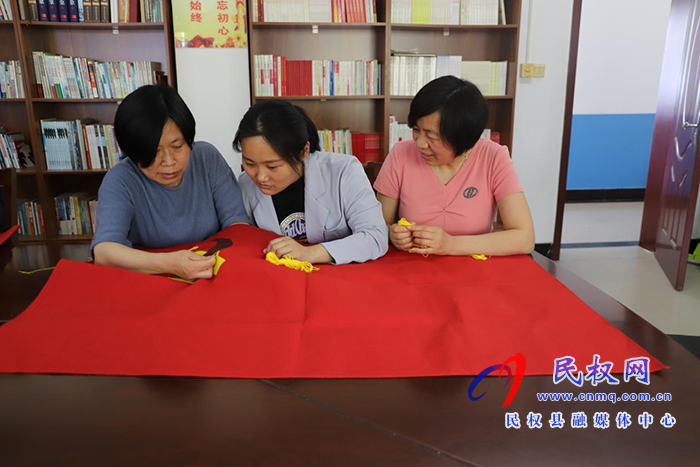民權(quán)縣自然資源局開展“同心向黨 共繡黨旗”活動 民權(quán)縣自然資源局開展“同心向黨 共繡黨旗”活動