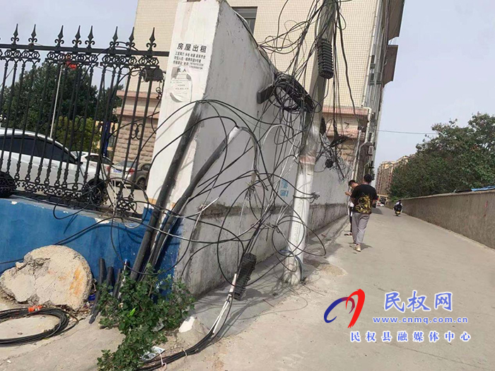 民權(quán)12345:雜亂電纜無(wú)人處理 12345現(xiàn)場(chǎng)辦公解民憂 民權(quán)12345:雜亂電纜無(wú)人處理 12345現(xiàn)場(chǎng)辦公解民憂