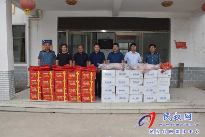 民權(quán)縣交通運(yùn)輸局慰問(wèn)胡集鄉(xiāng)“三夏”工作人員 民權(quán)縣交通運(yùn)輸局慰問(wèn)胡集鄉(xiāng)“三夏”工作人員