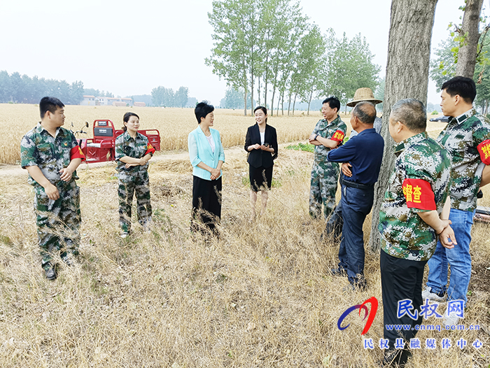 縣人大常委會(huì)主任周燕、副縣長(zhǎng)朱琳到老顏集鄉(xiāng)查看“三夏”安全生產(chǎn)暨秸稈禁燒工作開展情況