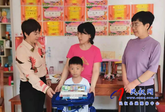 民權(quán)縣總工會(huì)開(kāi)展“六一特別關(guān)愛(ài)活動(dòng)” 民權(quán)縣總工會(huì)開(kāi)展“六一特別關(guān)愛(ài)活動(dòng)”