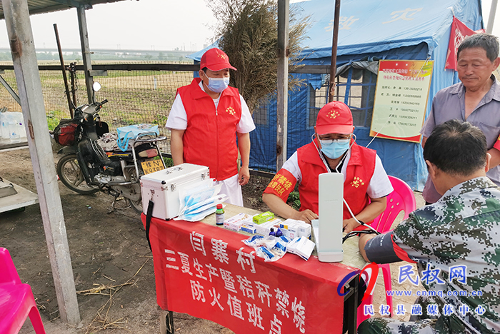 【辦實事當(dāng)先鋒】雙塔鎮(zhèn)衛(wèi)生院水東志愿者開展三夏“送藥品，送健康”活動